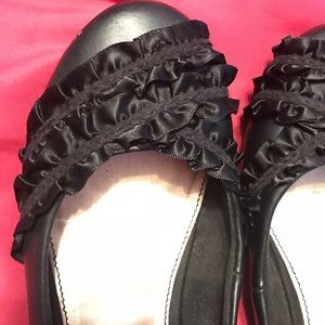 Black ruffled ballet flats